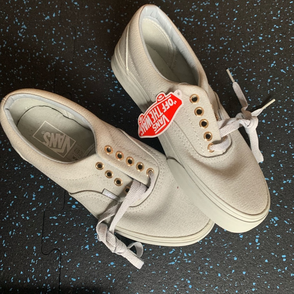 Vans Era, Men’s 7.0 (Women 8.5), Color: Light Grey/Gold